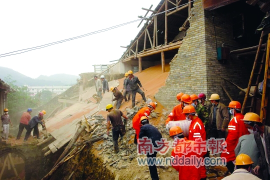 У китайській провінції Гуйчжоу обрушився продовольчий склад. Загинули 10 людей. Фото з nddaily.com