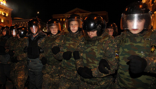 В Москве у московской мэрии состоялась акция протеста 'День гнева'. Фото: Alexey SAZONOV/AFP/Getty Images