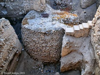 8-тисячолітня кам'яна башта стародавнього міста Єрихон. Фото:missivesfrommarx.wordpress.com 