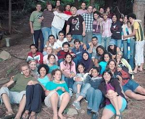 Учасники табору «Хай живе Мир - 2006» з Ізраїлю, Палестини й Канади позують для групової фотографії на Гальяно-Айленд. Фото: Creative Peace Network Society