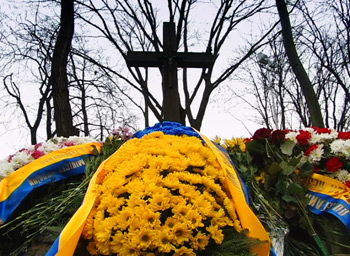 В Киеве почтили память героев Крут. Фото: Алексей Подсосонный, NTD