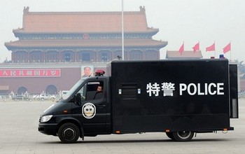 Накануне годовщины восстания студентов в Пекине усилена вооруженная охрана. Фото: FREDERIC J. BROWN/AFP/Getty Images