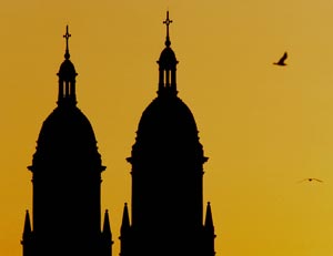 Силуэт церкви Св. Винсента де Поля возвышается на фоне раннего утреннего неба в Монреале. (Роберт Лаберж/AFP/Getty Imаges)