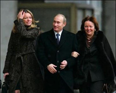Одна з небагатьох фотографій дочки Путіна Марії (ліворуч), що з'явилися в Мережі, опублікована фото в 2008 р. Фото: ura-inform.com