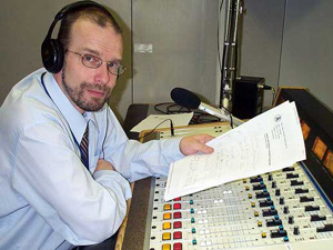 Пітер Звагуліс є автором, що спеціалізується в написанні статей на міжнародні теми, у минулому був редактором «Радіо вільна Європа».