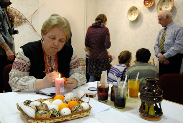 Мастерица писанкарства показывает процесс изготовления писанок на выставке пасхальных писанок и гончарных изделий в Киеве 4 апреля. Фото: The Epoch Times