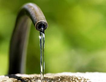 Десятки людей отруїлися забрудненою водопровідною водою у Макіївці. Фото:Getty Images