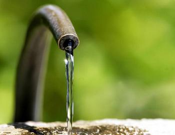 Десятки людей отруїлися забрудненою водопровідною водою у Макіївці. Фото:Getty Images
