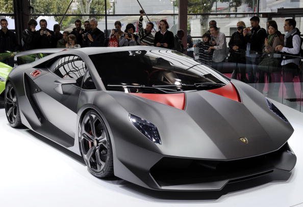 Итальянская компания Lamborghini планирует выпустить 20 новых суперлегких, но очень дорогих спортивных суперкаров под названием «Lamborghini Sesto Elemento». Фото: BORIS HORVAT/Getty Images