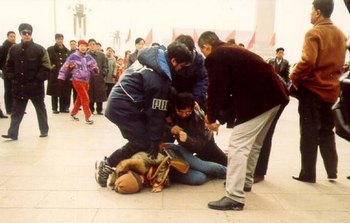 Полицейские агенты в Китае арестовывают последователей Фалуньгун прямо на улице. Фото с epochtimes.com