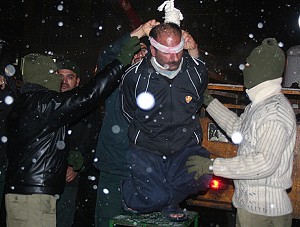 Иранские судебные чиновники надевают петлю на шею предполагаемого торговца наркотиками перед его публичным повешением вместе с двумя другими подозреваемыми, в то время как на площади идёт снег, 2 января 2008 года. Фото: FP /Getty Images