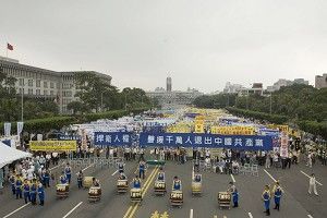 23-е апреля 2006 года, Тайвань. Многотысячное шествие в поддержку 10 миллионов человек вышедших из КПК. Фото: Великая Эпоха