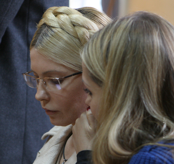 Юлія Тимошенко з дочкою на засіданні Печерського районного суду 11 жовтня 2011 року, де екс-прем'єра засудили на 7 років. Фото: tymoshenko.ua