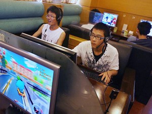Китайские студенты играют в компьютерные игры-онлайн в Интернет-кафе в Ханчжоу. Фото: Mark Ralston/AFP/Getty Images