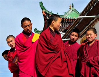 Молодые тибетские монахи уезда Гуйнан провинции Цинхай. Фото: AFP