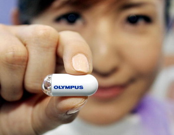 Один з мініатюрних ендоскопічних зондів від фірми Olympus. Фото: YOSHIKAZU TSUNO/AFP/Getty Images News
