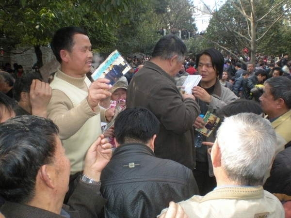 Китайские правозащитники распространяют людям материалы о протестах в Египте и методах прорыва блокады Интернета. Фото: предоставлено участниками акции