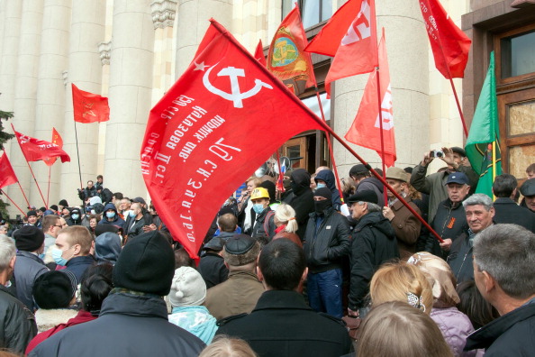 Проросійські активісти мітингують біля будівлі обласної адміністрації в Харкові 7 квітня 2014 р. Фото: SERGEY BOBOK/AFP/Getty Images