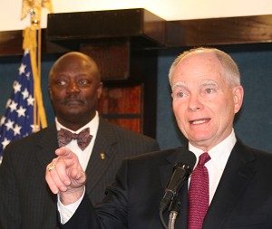 Судья Морис Овестрит (слева) слушает бывшего губернатора штата Индиана Джозефа Э. Кернана (справа). Судья Овестрит говорит об избирательном давлении на судей. Губернатор Кернан объяснил, как смягчение приговора может исправить судебную ошибку. Оба выступи