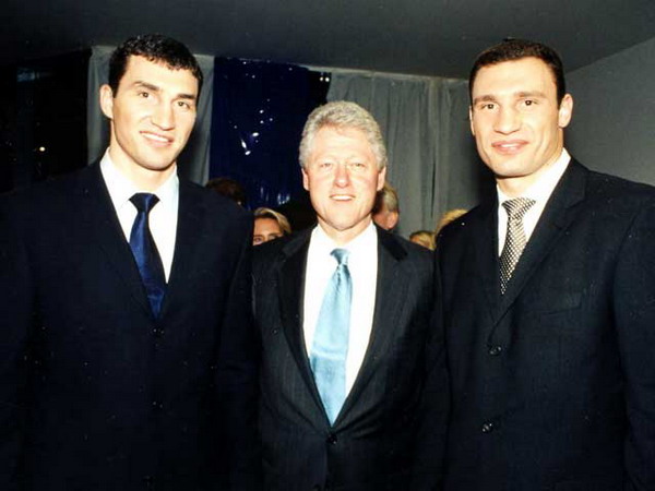 Брати Кличко з Клінтоном. Фото з klitschko.com 