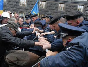 Возле здания Кабинета министров Украины шахтеры протестуют против 'угольной мафии'. Фото: comments.ua