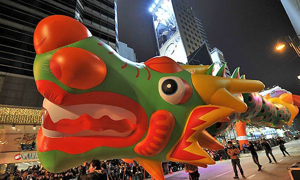 Парад під час китайського Нового року 23 січня 2012 року в Гонконзі. Фото: AARON TAM/AFP/Getty Images