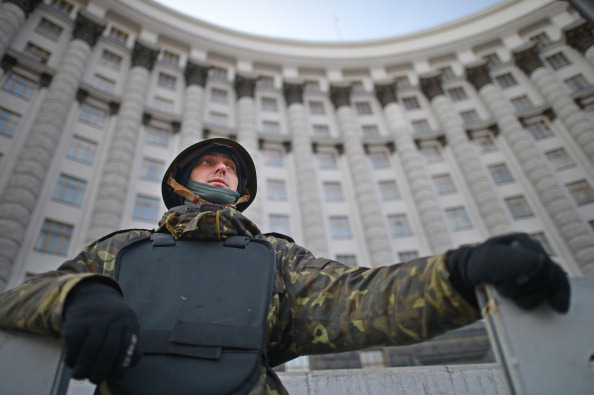 Антиурядові демонстранти продовжують охороняти урядові будівлі на вулиці Грушевського. Київ, 24 лютого 2014 року. Фото: Jeff J Mitchell/Getty Images
