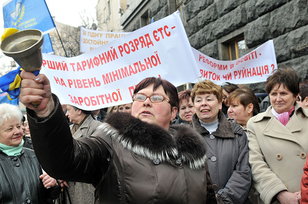 Понад 5 тисяч працівників освіти з різних регіонів України 22 березня вийшли до Кабінету Міністрів з вимогою підвищення зарплати. Фото: Володимир Бородін/The Epoch Times Україна