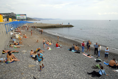 Пляж в Алуште. В начале октября температура черного моря возле побережья Алушты достигала 18 градусов. Отдыхающие заходили в море преимущественно после обеда. Фото: Владимир Бородин/Великая Эпоха.