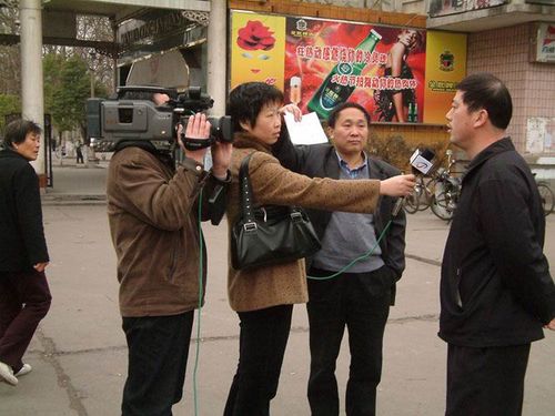 Ось так в Китаї беруть інтерв'ю. Людині, у якої беруть інтерв'ю заздалегідь на папері пишуть «правильні» відповіді на питання кореспондента, після чого вона читає їх перед камерою. Фото з secretchina.com