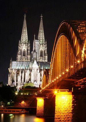 Кёльнский мост и Домский собор в вечернем освещении. Фото: Майкл Озаки/Великая Эпоха