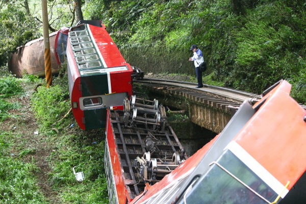 Вчора на Тайвані 5 осіб загинуло та 66 отримали поранення в залізничній катастрофі. Потяг, що йшов гірською місцевістю в Алішан, зійшов з рейок, повідомляє «Asia News Network» з посиланням на офіційні джерела. Фото: ChinaFotoPress / Getty Images 