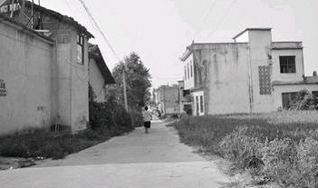 Дорога в родной деревне уже совсем не такая, как была раньше. Вэнь Мэн вернулась домой через 13 лет после того, как её продали в другую семью. Фото с epochtimes.com