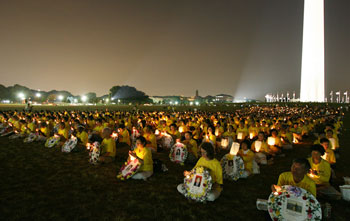 Послідовники Фалуньгун у Вашингтоні під час акції пам'яті за загиблими друзями-практикуючими від переслідувань в Китаї. Фото: Велика Епоха / The Epoch Times