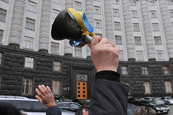 Понад 5 тисяч працівників освіти з різних регіонів України 22 березня вийшли до Кабінету Міністрів з вимогою підвищення зарплати. Фото: Володимир Бородін/The Epoch Times Україна