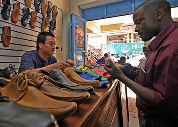 Обувной бутик в Уганде, продающий товары из Китая. Фото: STUART PRICE/AFP/Getty Images