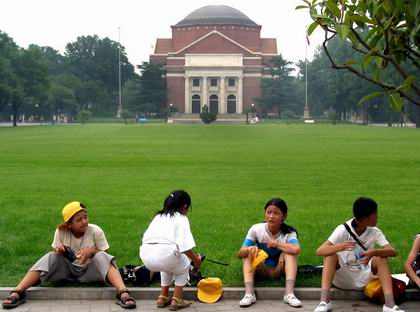 Один із найвідоміших ВНЗ Китаю, пекінський університет Цінхуа, не обійняв навіть 100-у позицію серед першокласних світових інститутів. Фото: AFP PHOTO/GOH Chai Hin