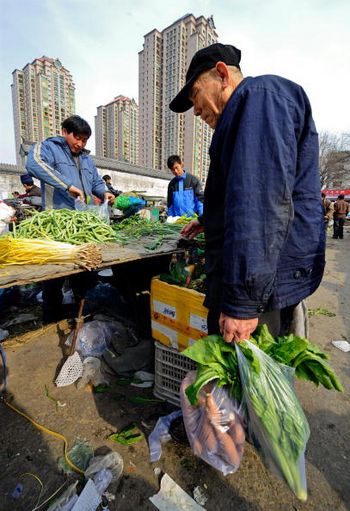 Пекинский рынок. После сильных снегопадов в Китае на 7% поднимутся цены на продукты. Фото: TEH ENG KOON/AFP/Getty Images