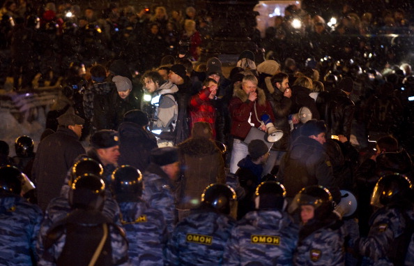 Поліція оточила сотні активістів, які відмовилися покинути місце акції «За чесні вибори» 5 березня. Фото: JOHN MACDOUGALL/AFP/Getty Images