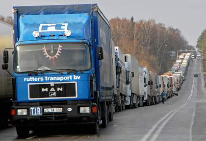 Одна з причин - збільшення товарообігу з країнами ЄС, інша - бажання водіїв потрапити в Україну до початку великодніх свят. Фото: Dariusz Delmanowicz/AFP/Getty Images