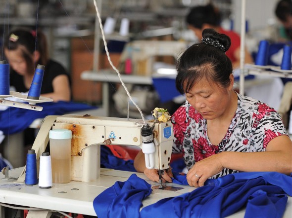 Працівниці на трикотажній фабриці у місті Хефей провінції Аньхой на сході КНР, 2011 рік. Для текстильної промисловості у Китаї настали скрутні часи. Фото: STR/AFP/Getty Images