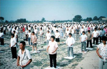 коллективное выполнение упражнений последователей Фалуньгун в городе Сичжилане весной 1999 года. Фото с сайта faluninfo.ru