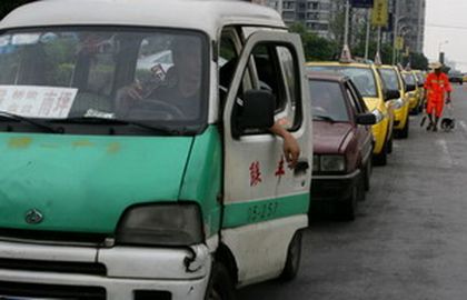 Таксисты пострадали от произвола властей и требуют дать им в законном порядке индивидуальные лицензии на работу. Фото: China Photos/Getty Images