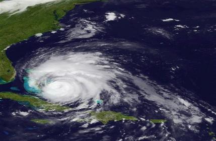 На спутниковом снимке, предоставленном NOAA изображен ураган Ирэн, передвигающийся по Багамам в четверг 25 августа 2011. Фото: NOAA/ Getty Images