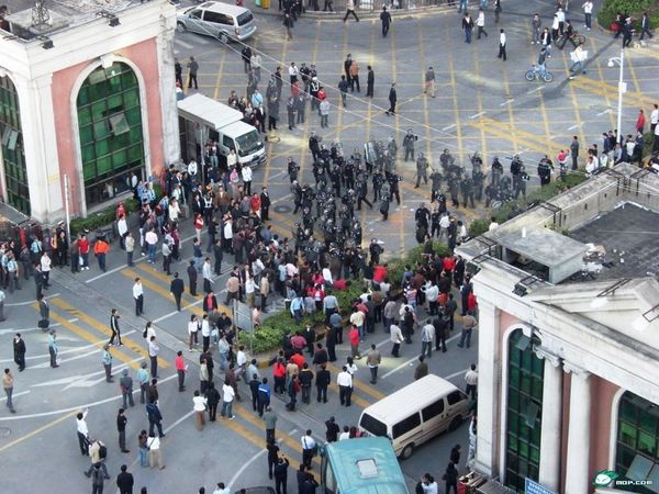 Более ста полицейских разогнали акцию протеста в г.Шеньчжень провинции Гуандун. 12 ноября. Фото с epochtimes.com 