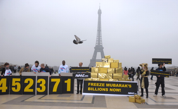 У п'ятницю у Франції біля Ейфелевої вежі пройшли демонстрації із закликом заморозити мільярдні рахунки Мубарака. Фото:Getty Images