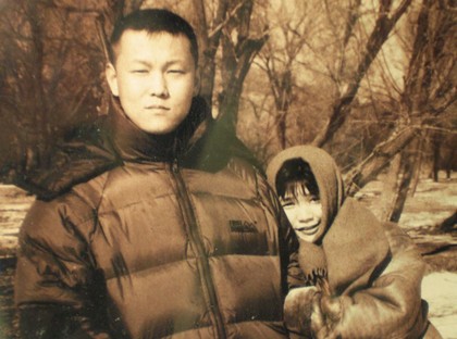 Пані Сюй На зі своїм чоловіком Юй Чжоу - відомим музикантом, який загинув від рук поліції. Фото з epochtimes.com