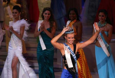 Учасниця конкурсу краси Міс Світу – 2005 Денна Бруно з Австралії на репетиції виконує роль переможця конкурсу. Фото: Getty Images.