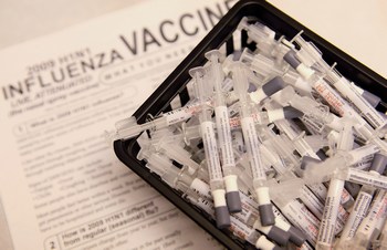 Ваше здоров'я. Вакцина проти свинячого грипу. Фото: Scott Olson/getty Images