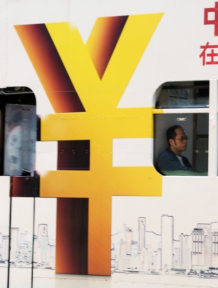 Реклама китайського юаня в гонконгському трамваї. Фото: Mike Clarke/AFP/Getty Images